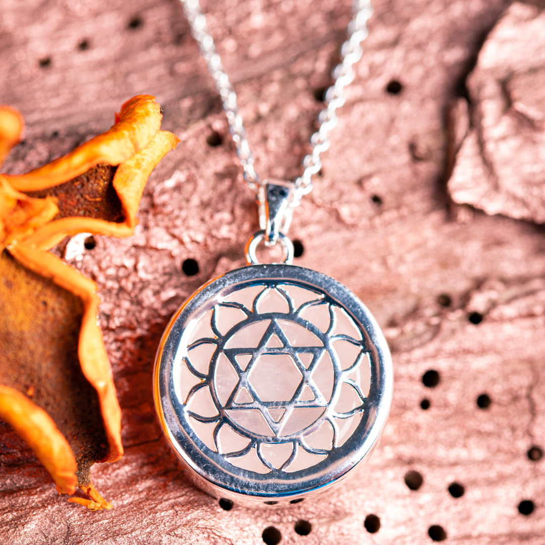 Herzchakra Anhänger mit Rosenquarz und Kette