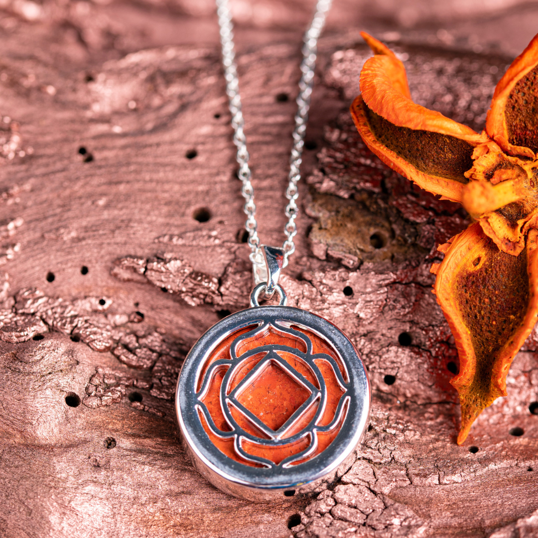 Wurzelchakra Anhänger mit rotem Jaspis und Kette